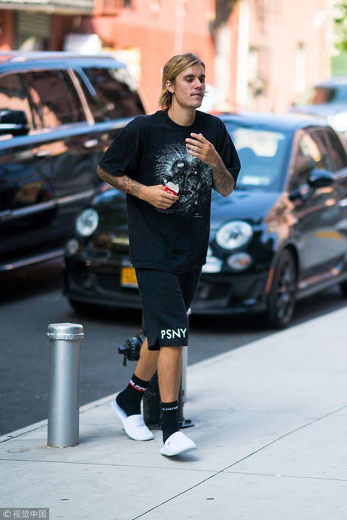 急见未婚妻？比伯运动袜配拖鞋略显邋遢一路小跑   满脸爆痘面颊