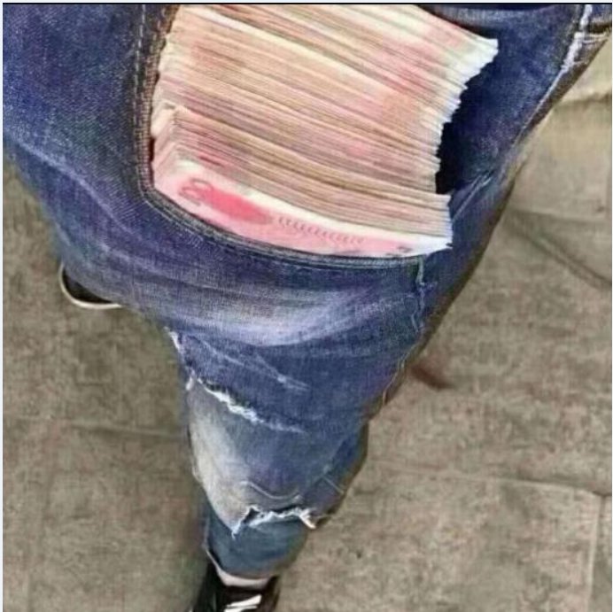 老总出门，连美女秘书都不带，偏偏带这“万红包”，方便还拉风!