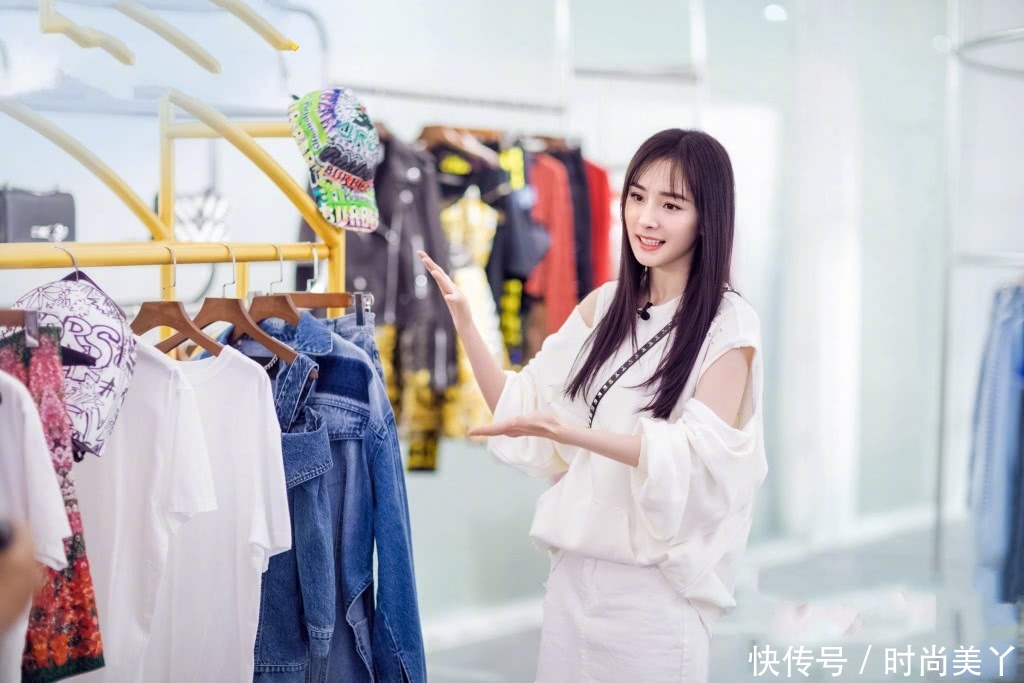 杨幂穿条看不见的短裤，大秀美腿，网友：看得我怀疑人生！