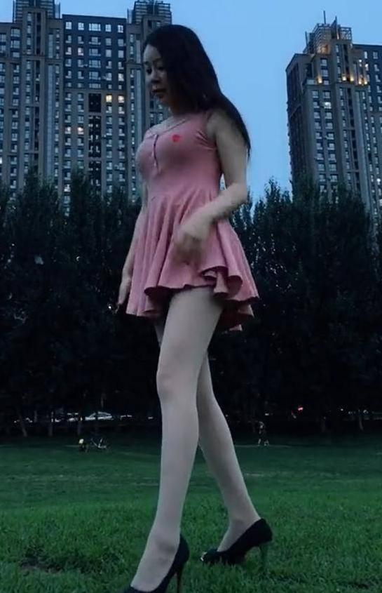 街拍：公园草坪上的肉丝袜小姐姐，空有一副御姐身材，没好好利用