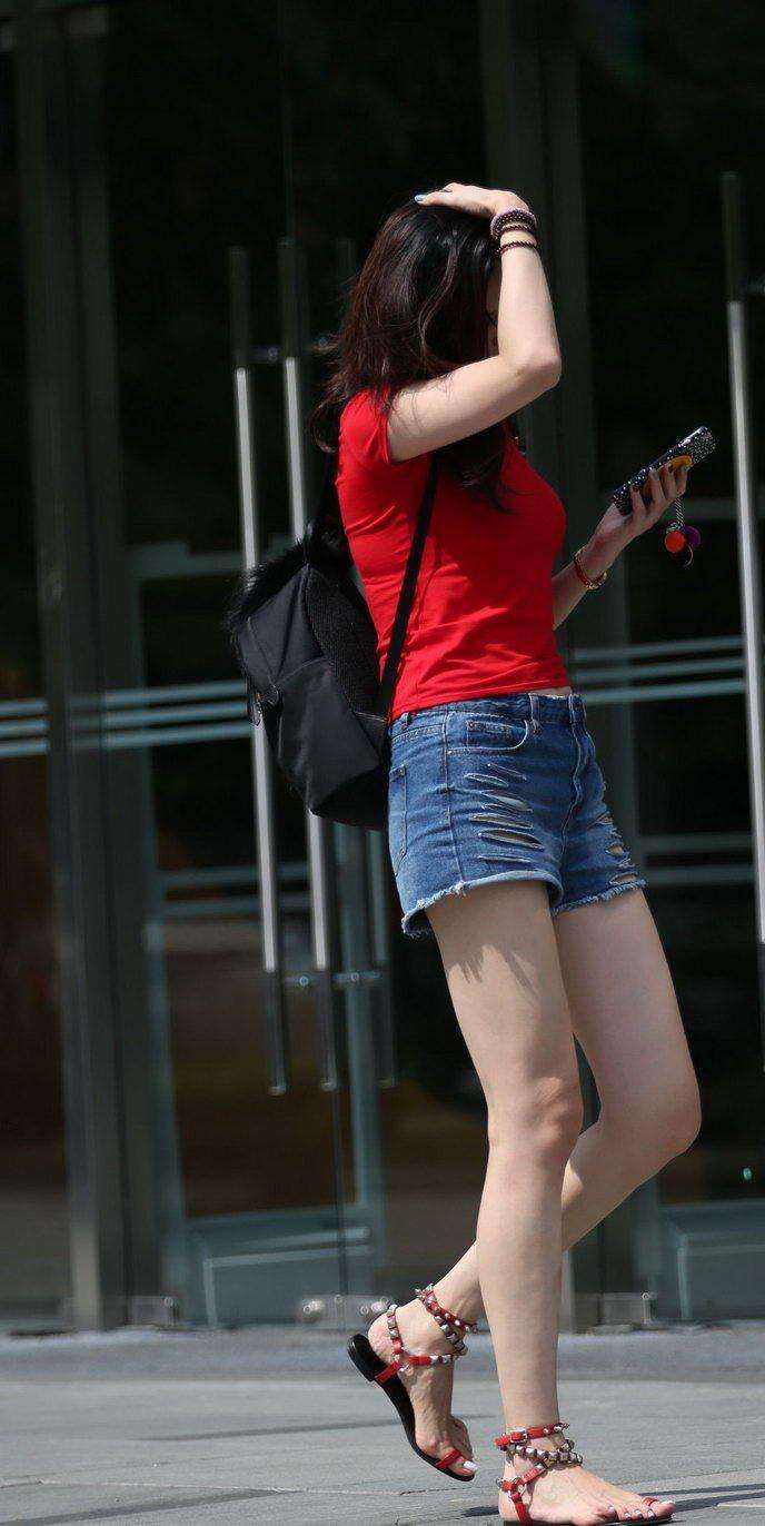 街拍: 破洞牛仔热裤白皙长腿妹子, 不仅长相甜美, 而且拥有让人眼