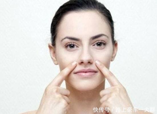 『胶原蛋白』嘴边有两条让人感觉老10岁的法令纹就应该注意这些细节