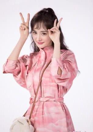 赵丽颖杨幂同穿夏天甜粉色，成果热巴一呈现，人世水蜜桃果然惊艳