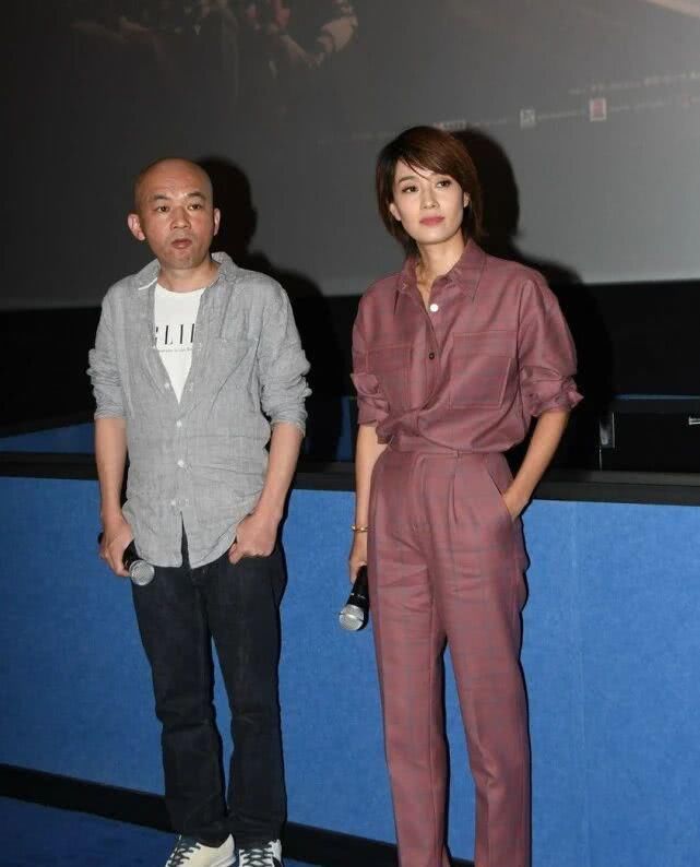  美出：马伊琍的好气质真是藏不住，穿格子套装亮相，潇洒干练美出高级感