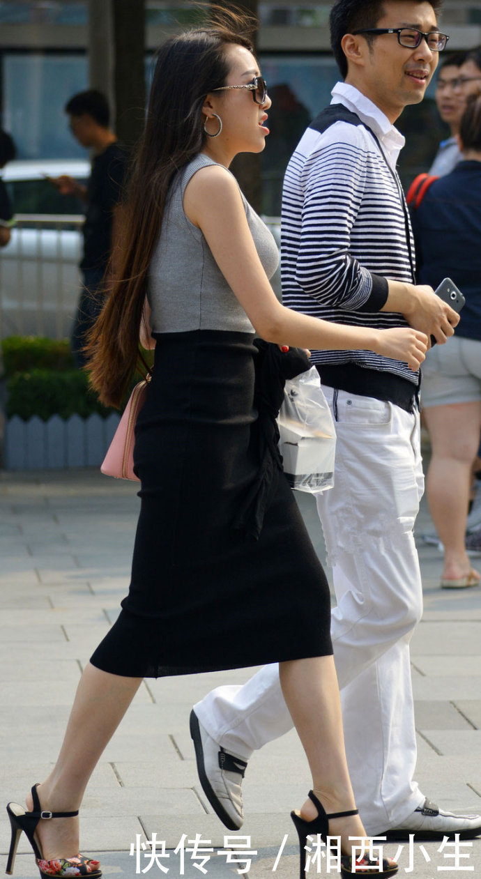 街拍：身材微胖的气质姐姐，简单背心搭配包臀裙，配上凉高跟鞋，