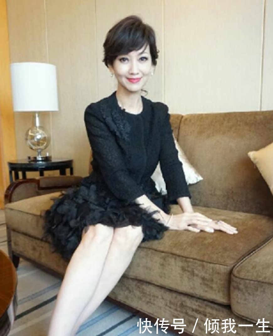 64岁赵雅芝的短裤也忒短了，难怪一直用包包挡着，网友：心不老！