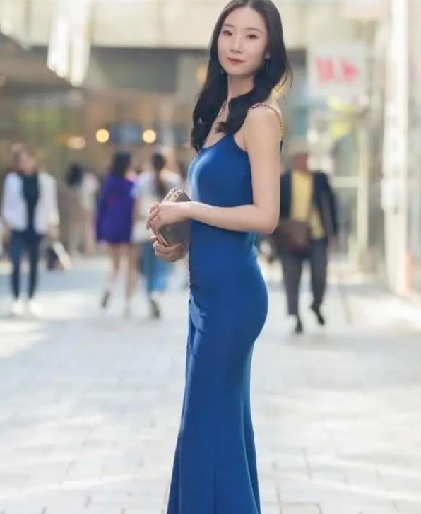 「蓝色」街拍:气质高雅的美女,一条蓝色连衣裙,尽显曼妙好身姿