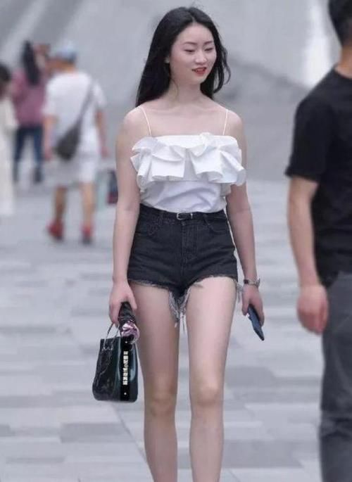  #美女#潮范儿女神来了，街拍：面带笑容的小姐姐，一件黑色短袖配牛仔短裤，青春活力气质