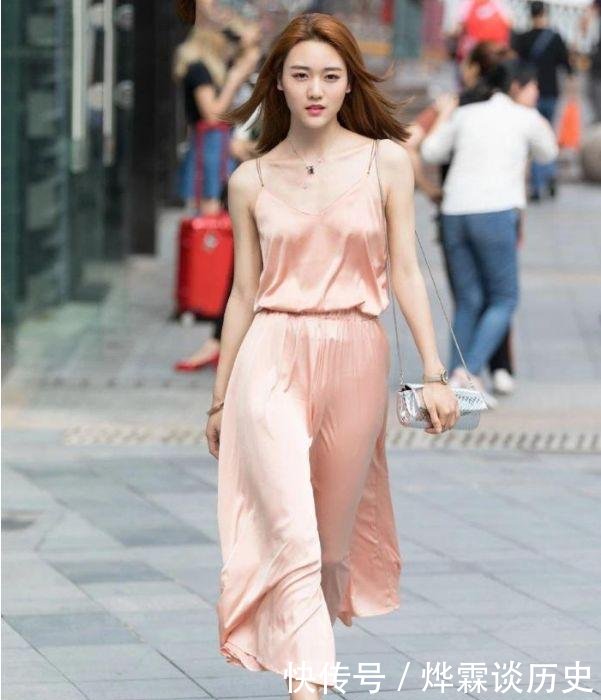  「气质」真丝连衣裙的高级感，提升了美女的气质，真是太美了