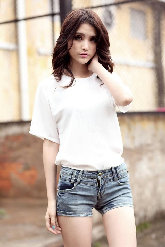 街拍:在大街上看见穿超短牛仔裤的姐姐，心情是不是很好?