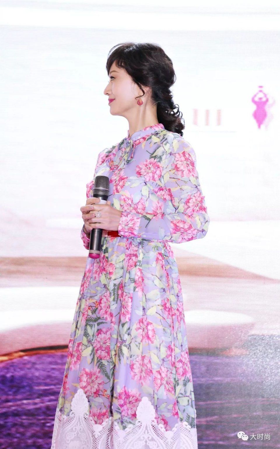 伊能静被赵雅芝“带坏”了，7000块的“奶奶衣”还能穿成18岁!