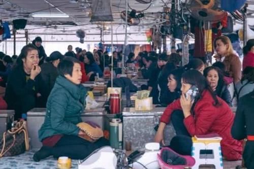 越南街头一大奇景！大捆人民币摆在路边，游客疑惑：不怕被抢吗？