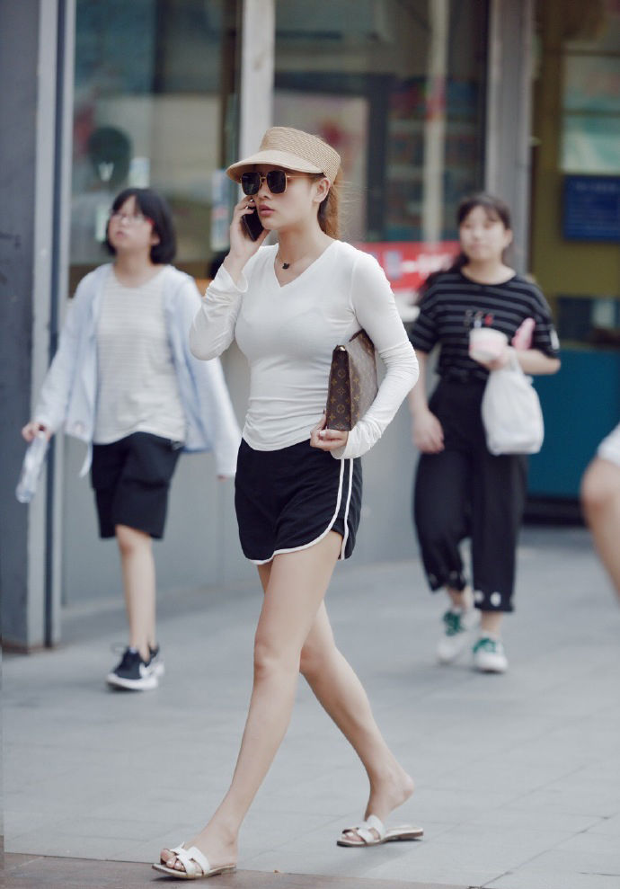 街拍北京:冷淡风格的穿搭参考，让你成为高傲的冰美人!