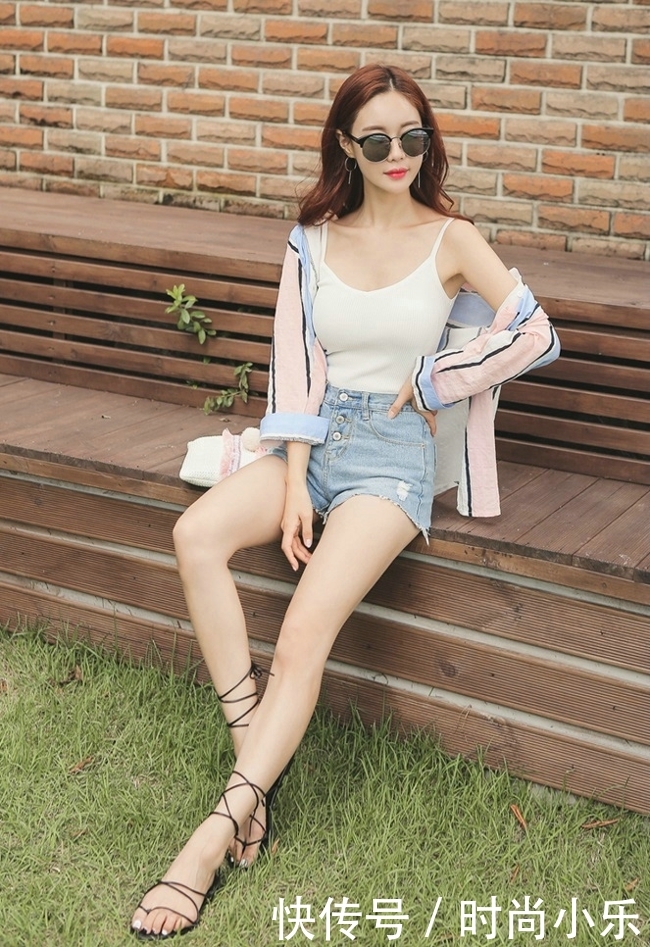 皮肤白嫩的小姐姐，紧身吊带秀性感锁骨，曼妙身姿优雅动人