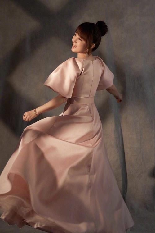 『 清纯』身穿粉色连衣裙清纯减龄，扎丸子头更俏皮，48岁杨钰莹一点不显老