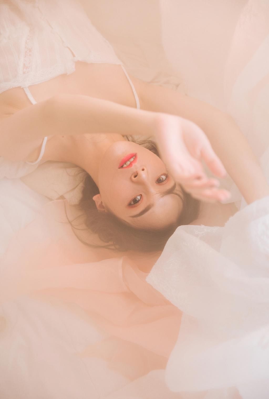 性感蕾丝美女美胸长腿诱惑写真