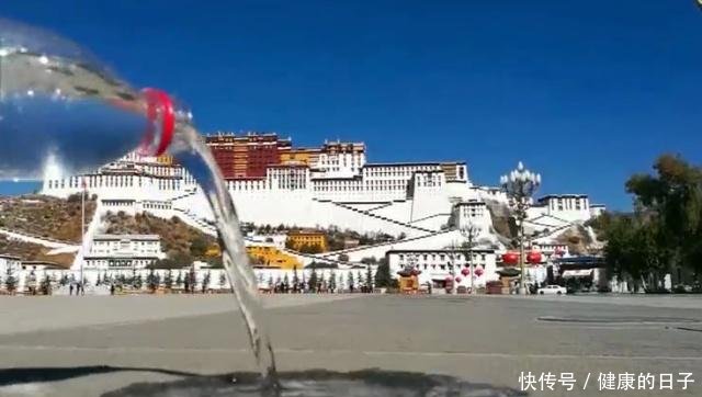 去西藏旅游,看到穷游女在布达拉宫前倒了一瓶水,是怎么回事