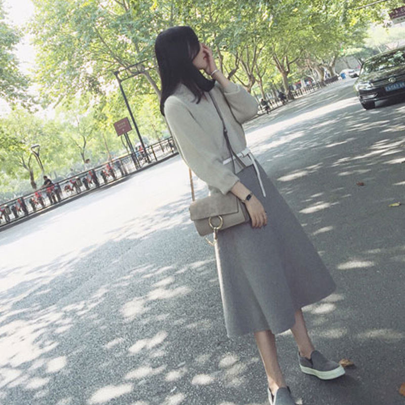 秋风习习，少穿短裤，70后老婆偷偷穿上秋裙，竟美的让人着迷