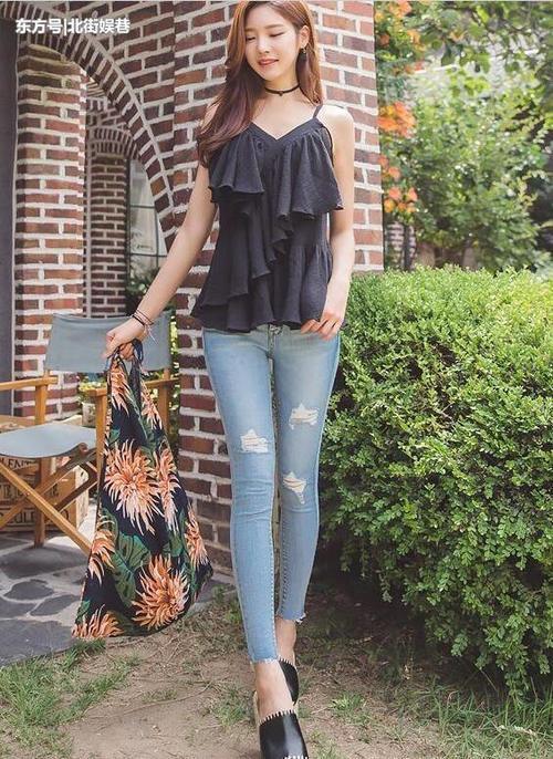 路人街拍：自信漂亮的牛仔裤美女，身材高挑有型！