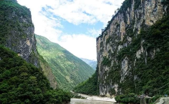 怒江大峡谷仅仅神密的原生态密境吗?大峡谷深出的传统村落在哪儿?