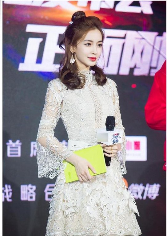 杨颖又秀筷子腿，却被吐槽脸涂太白，网友:黄晓明买的粉底液吧?