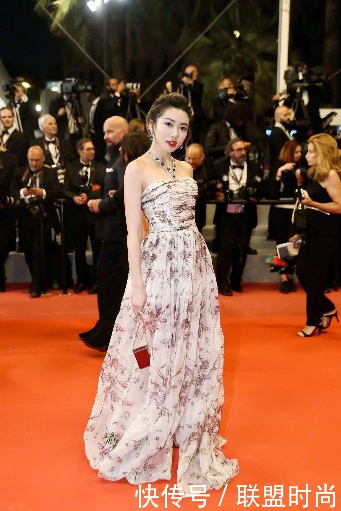 程晓玥胆真大，裙子穿得只能遮住重点，坐下来的瞬间好尴尬啊！