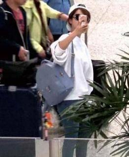 杨紫的脸整得那么美，腿却又短又粗，像身材走样的大妈！