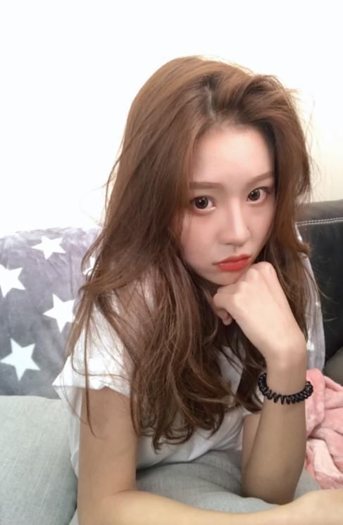 “温婉”公开直播回应“负面消息”，忘开美颜的她你们还爱吗？