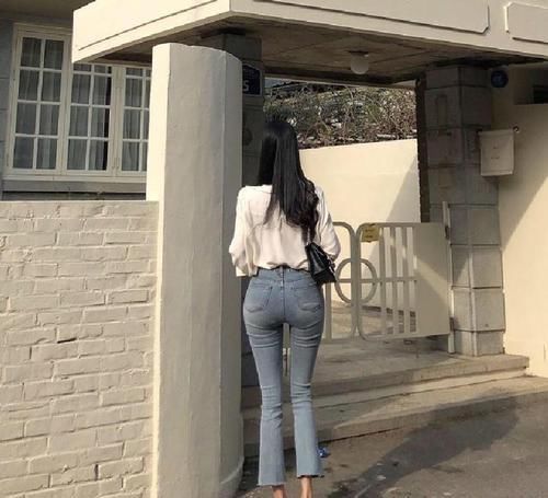  『优雅』穿紧身牛仔裤，展现出身材更凹凸，小姐姐穿出浓浓女人味！
