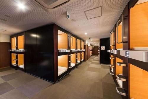 日本“胶囊酒店”，为什么年轻人喜欢住？当地人：隔音效果很好！