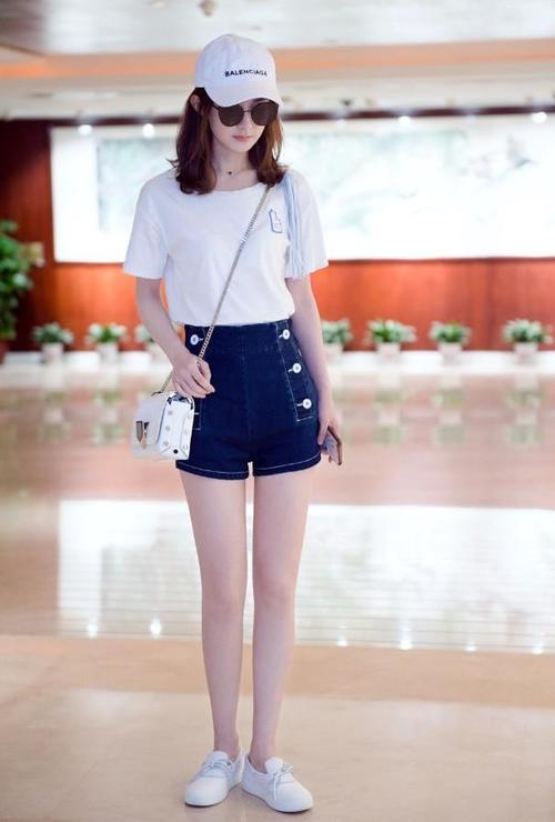 赵丽颖挂了两条巨型“泡面”在裙子上，网友：这腰才是真的腰啊！