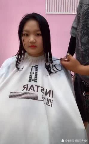 大脸妹觉得自己的发型太丑了，换个发型之后变得像个洋娃娃一样
