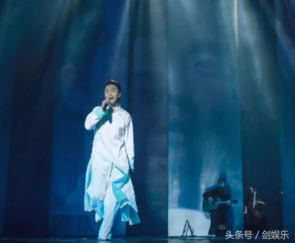 李玉刚首战戛纳 穿“百蝶衣”走红毯 简直惊艳了众人!