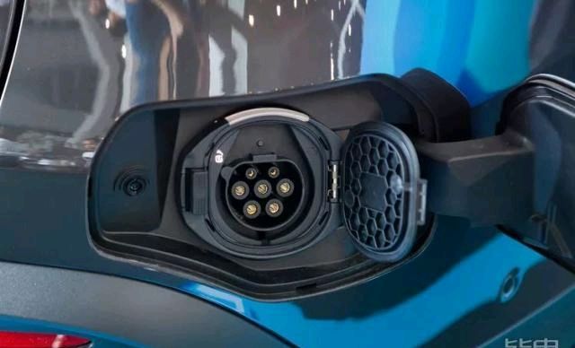  「娱乐系统」续航415km+5.2s破百！实拍奔驰首款纯电SUV