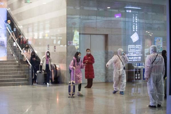  全民■全民战疫｜坐火车来上海，旅客自制防护服抵挡新冠肺炎病