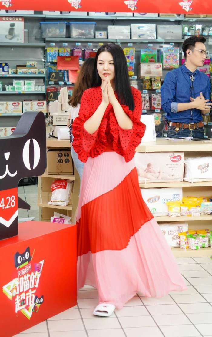 李湘真厉害! 穿的是包臀裙还夹得这么紧 网友: 这尺寸也未免太尴