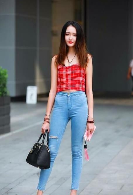  蓝色■街拍：月貌花容的小姐姐，一件格子上衣配蓝色牛仔裤，青春靓丽美
