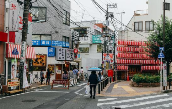 中国大妈去日本旅行，走在街头非常失望：为什么垃圾桶都没有！