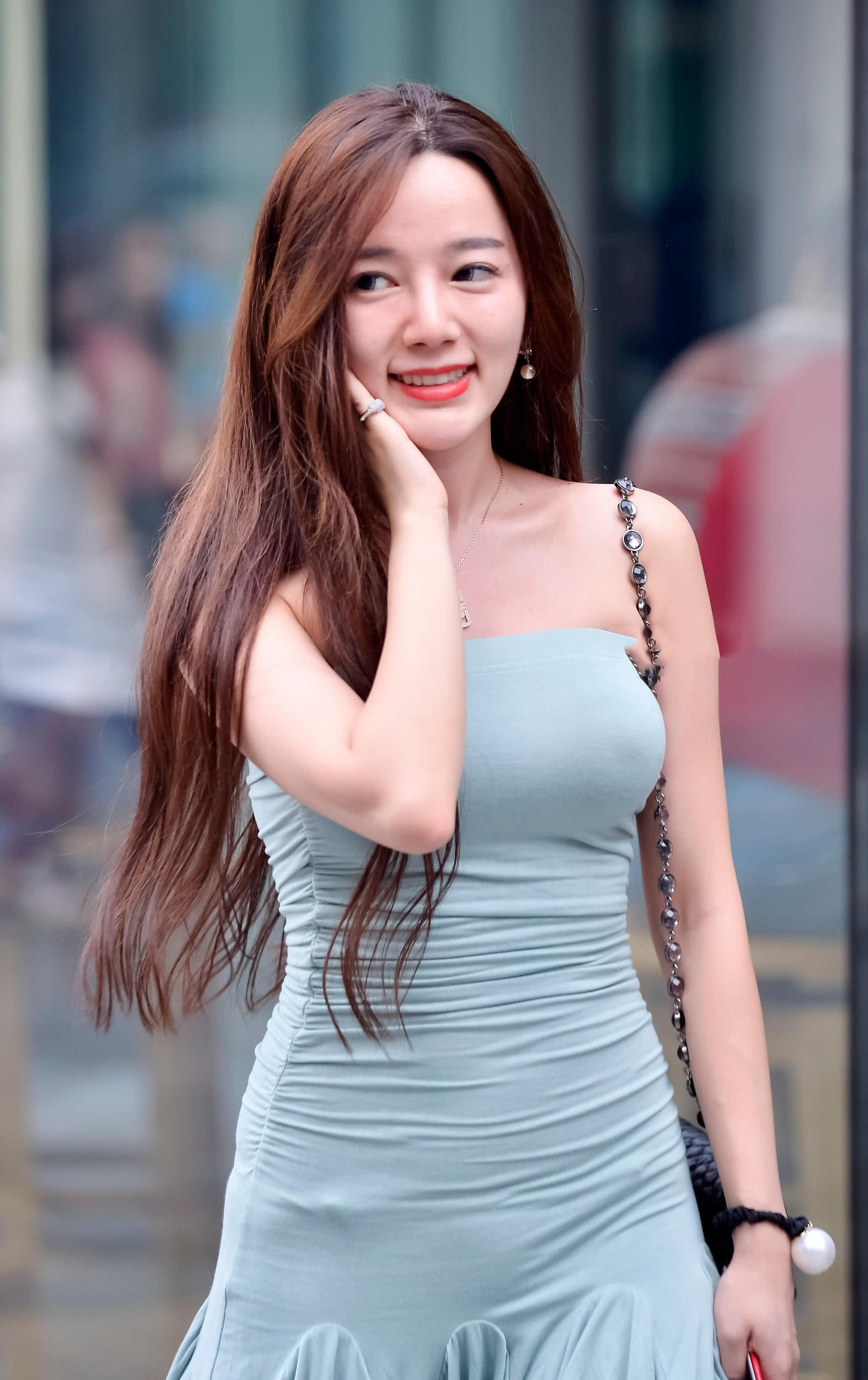 知性小姐姐蓝色连衣裙身材凹凸有致，貌美肤白俘获众多人心