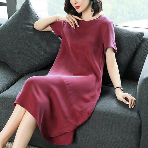 40岁女人这样穿才高雅！“素雅裙＋平鞋”，高贵大方超时尚