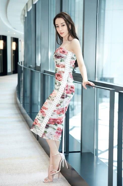 迪丽热巴荷尔蒙炸裂，穿“鱼鳞裙”现身海边，简直是行走的画报！