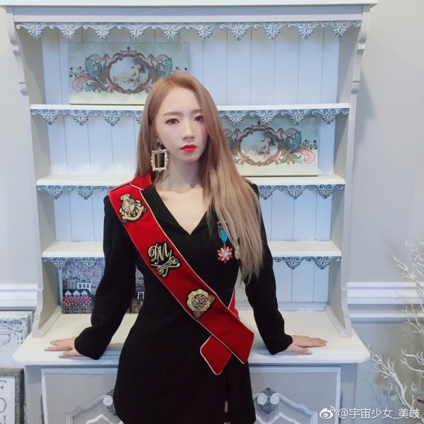 没有亮色加持如何真·白成一道光，这个夏天你最想要的清凉发色都