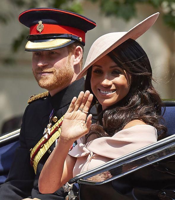 时尚专家认为梅根模仿凯特王妃,把凌乱的发髻弄柔顺,有点过时!