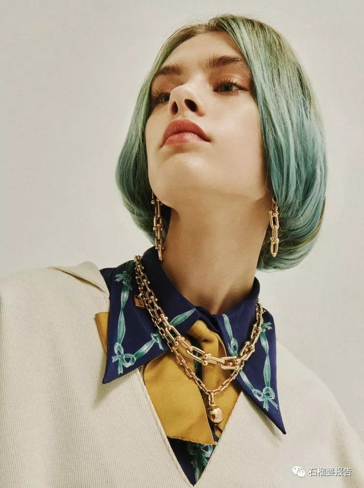 夏末天色渐暗，想在锁骨间戴条小项链