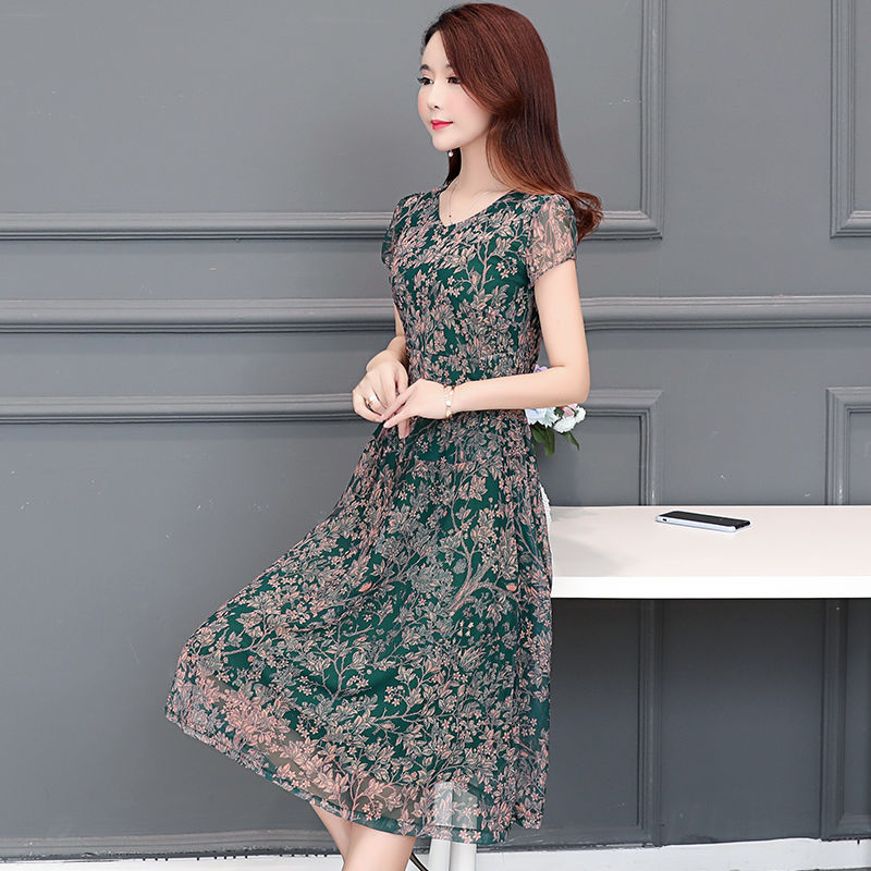 哇塞!新出的连衣裙，比旗袍还优雅，50岁妈妈穿上美的让人心醉