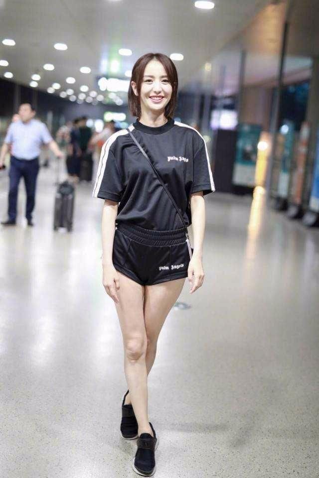 佟丽娅简直是T恤搭短裤的教科书,每一套都能穿出你想要的效果!