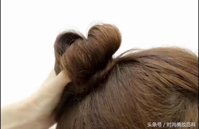 美妆教程夏日里三种适合女生的发型，分分钟就能搞定