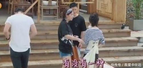 「 条纹T恤」让周冬雨穿的尴尬无比, 连黄晓明都问这穿的是啥,三千块的束胸衣,