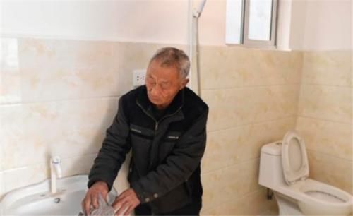  「叫好」农村厕改，本是为农民谋福利，为何农民们却“叫好不叫