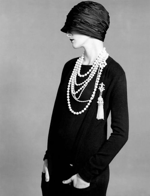 她是凡尔赛宫的点缀，也是女神裙上的珠光